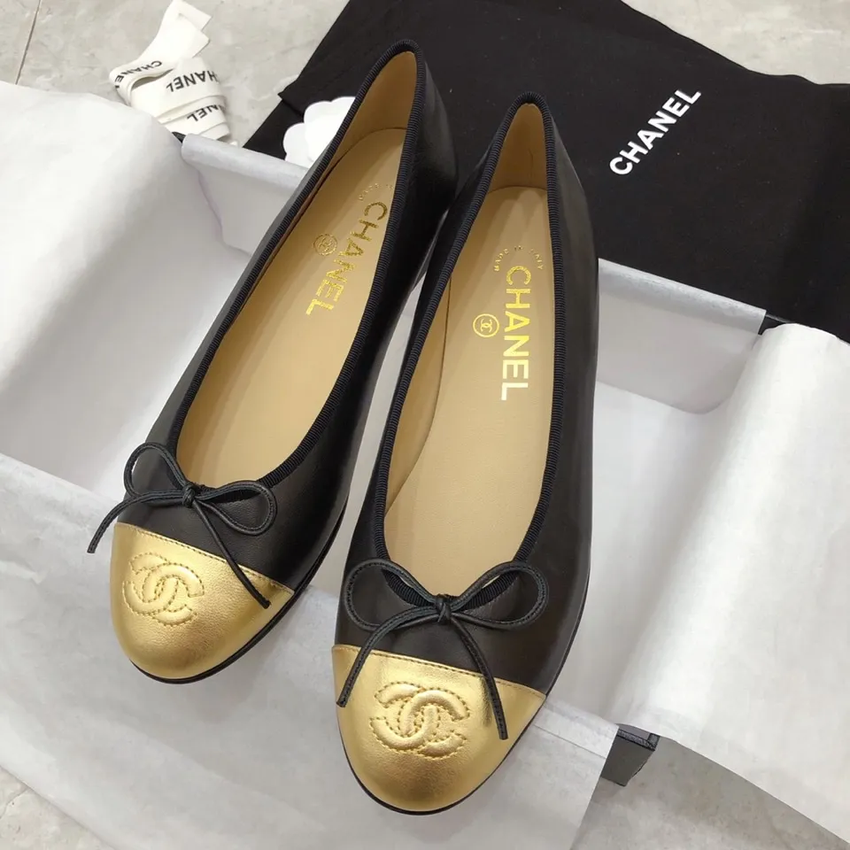 👟👟Ex-factory price 440👟👟 Chanel has been upgrading Chanel shoes ~ 2021ss top version HK overseas purchasing original cut at 1:1 Chanel Chanel Eternal Classic Bow Round Toe Ballet Shoes There are not many good quality, truly no pressure to enter and exit the counter. Regardless of the last type, leather material selection, and manufacturing process, they are all genuine craftsmanship and very sophisticated. ◾️Fabric: Mixed sheepskin imported from Italy ◾️Lining: Imported sheepskin (sweat-absorbent and soft) ◾️Sole: Italian special A-grade genuine leather sole (not ordinary thin sole in the market) ◾️Size: 35-39 [34 40 41 42 43 customization is not returnable]
